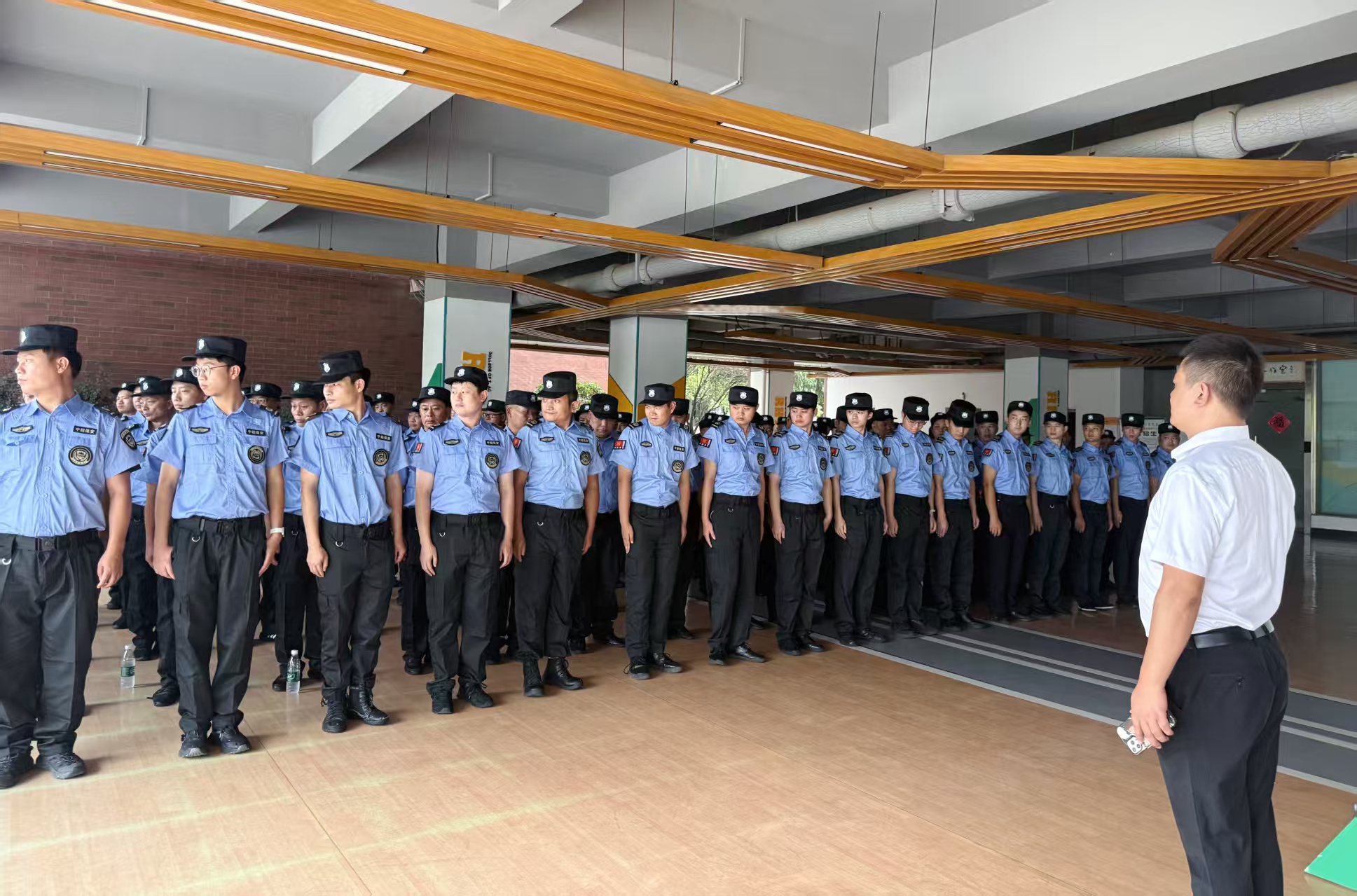 公司驻成都大学保安项目顺利完成安保任务交接点检工作