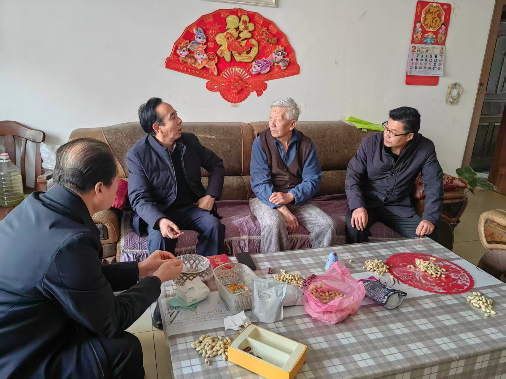 小年传暖意 桑榆寄深情  ——甘肃省庆阳林业学校党委班子成员慰问退休职工及离退休干部家属