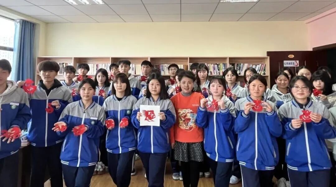 非遗剪纸进校园 巧手匠心传文化 ——庆阳非遗剪纸传承人张锐利走进甘肃省庆阳林业学校