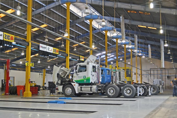 AGV背负机器人+AGV移动供料对产线进行自动上下料