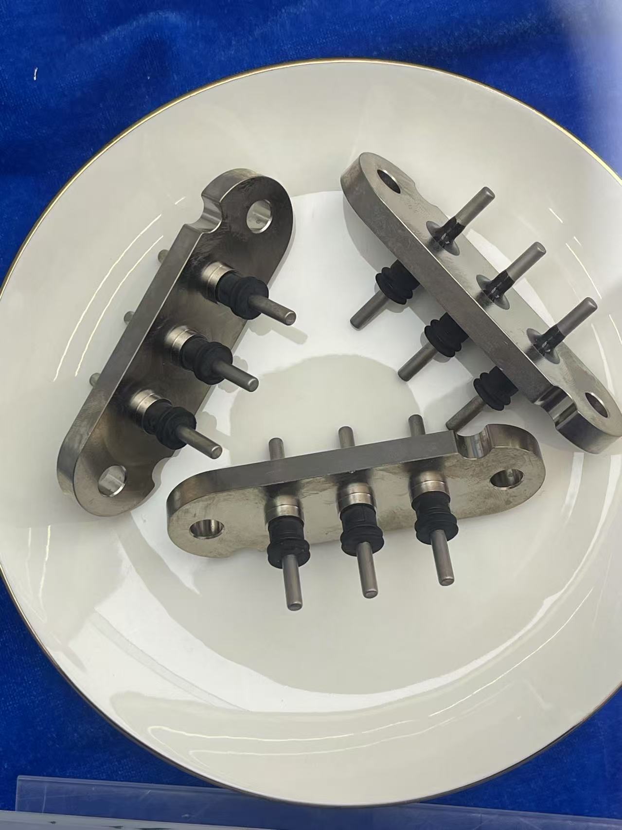 Hermetic terminal for EV