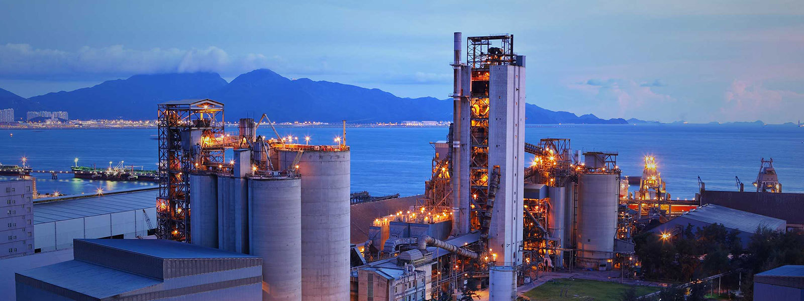 我们的业务领域
化工行业
化工废水处理是多行业、多品种的。化工废水包括矿山废水、石油化学工业废水、酸碱工业废水、化肥工业废水、塑料工业废水、染料工业废水、洗涤工业废水等。化工废水是在化工产品生产过程中排放出来的废水,包括工艺废水、冷却水、废弃洗涤水、设备及场地冲洗水等。不同行业、不同企业、不同原料、不同生产方式和不同类型的设备等都对废水的产生数量和污染物的种类及浓度有很大影响。化工废水处理必须首先了解原水水质状况,综合考虑采用多种组合。