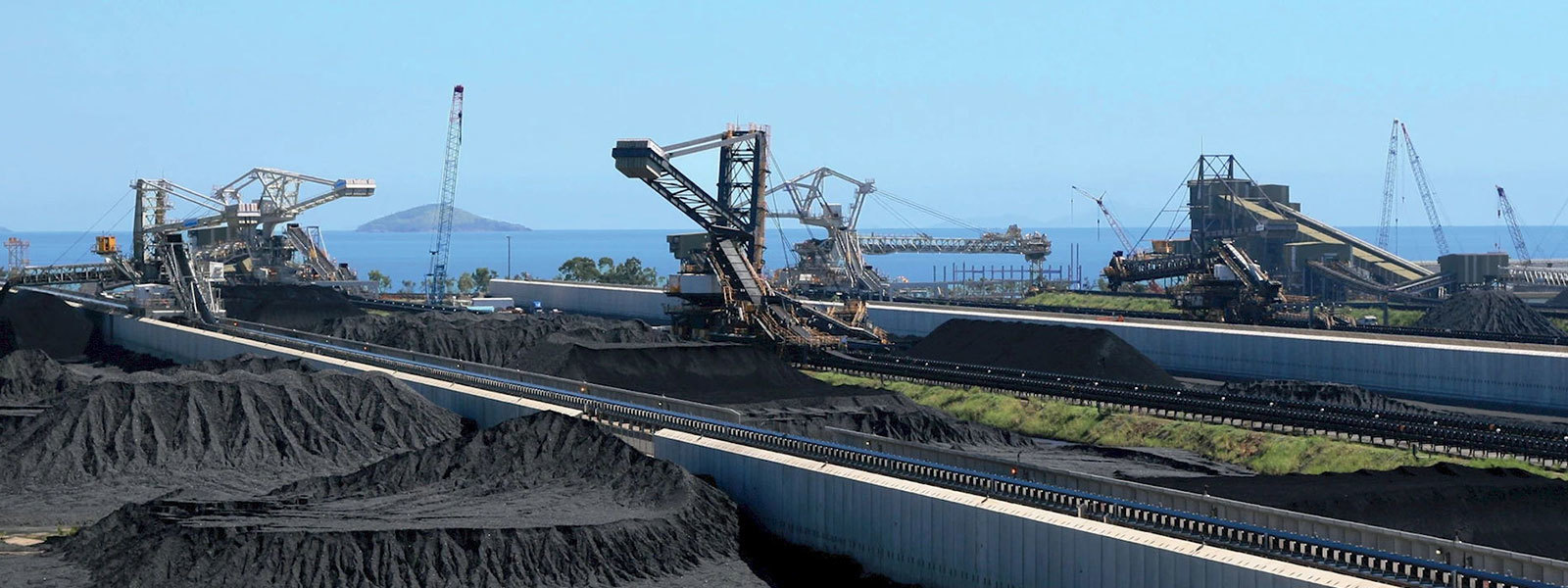 我们的业务领域
浮选行业
传统浮选行业中除了必要的浮选药剂如:起泡剂,捕收剂等满足浮选作用的同时我公司还可提供相应的洗煤污水处理产品,洗煤污水中含油细煤粉以及黏土质悬浮物,在水中具有极强的悬浮特性,所以一般的自然沉淀法很难将水中的物质去除,而且洗煤废水有着色度高、浊度高以及化学需氧高的特性,很多洗煤厂客户对洗煤污水的处理都十分头疼,在这里天垣环保就为大家讲解一下如果使用聚丙烯酰胺有效的处理水中的杂质, 将污水还原为清水。
公司在多次实验中发现,采用絮凝法处理洗煤污水能减少耗水费用,而且污水可以回收煤泥减少煤损,及经济效益又能保护环境,适合各大中小型洗煤厂使用。有很多客户在刚开始使用聚丙烯酰胺的时候不知道该怎么选型,不同地区不同煤矿的污水在处理的时候也是不一样的,所以有的可能处理不干净,这时候就要*行水样的检测,然后挑选合适的产品。在将污水中煤渣分离以后可以煤渣卖出,处理以后的水质也可以再次循环使用。在洗煤的过程中污水的PH值可能会呈现酸性,可以先将PH值调整到7左右,然后使用合适的聚丙烯酰胺,将水和煤泥粉末分离。