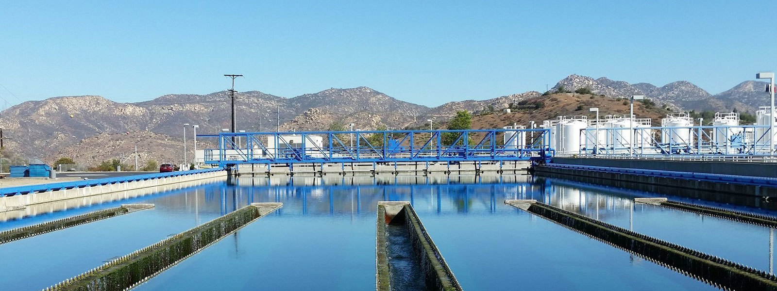 我们的业务领域
污水处理行业
污水处理和工业污水处理都需要用到聚丙烯酰胺这类絮凝剂作为絮凝澄清净化处理,在进行机械脱水前必须用聚丙烯酰胺进行有效的预处理,改善污泥的性能提高机械设备的生产效率。其中阳离子聚丙烯酰胺作为污泥脱水处理使用时比较广泛的。现在随着城市人口的新增,城市污水处理厂也在不断的增加,水厂的污泥需要统一进行污泥脱水处理,同时污泥也要达到脱水排放的要求,目前我国大城市的污水处理厂已经普遍的采用污泥脱水工艺,城市供水中的聚丙烯酰胺用量也必将迅速增加,工业废水处理应用的聚丙烯酰胺是十分重要的一面,大部分都使用聚丙烯酰胺作为污泥脱水絮凝剂,采用聚丙烯酰胺进行污泥脱水,可以提高污水处理的效果而且也能减少污泥的排放。