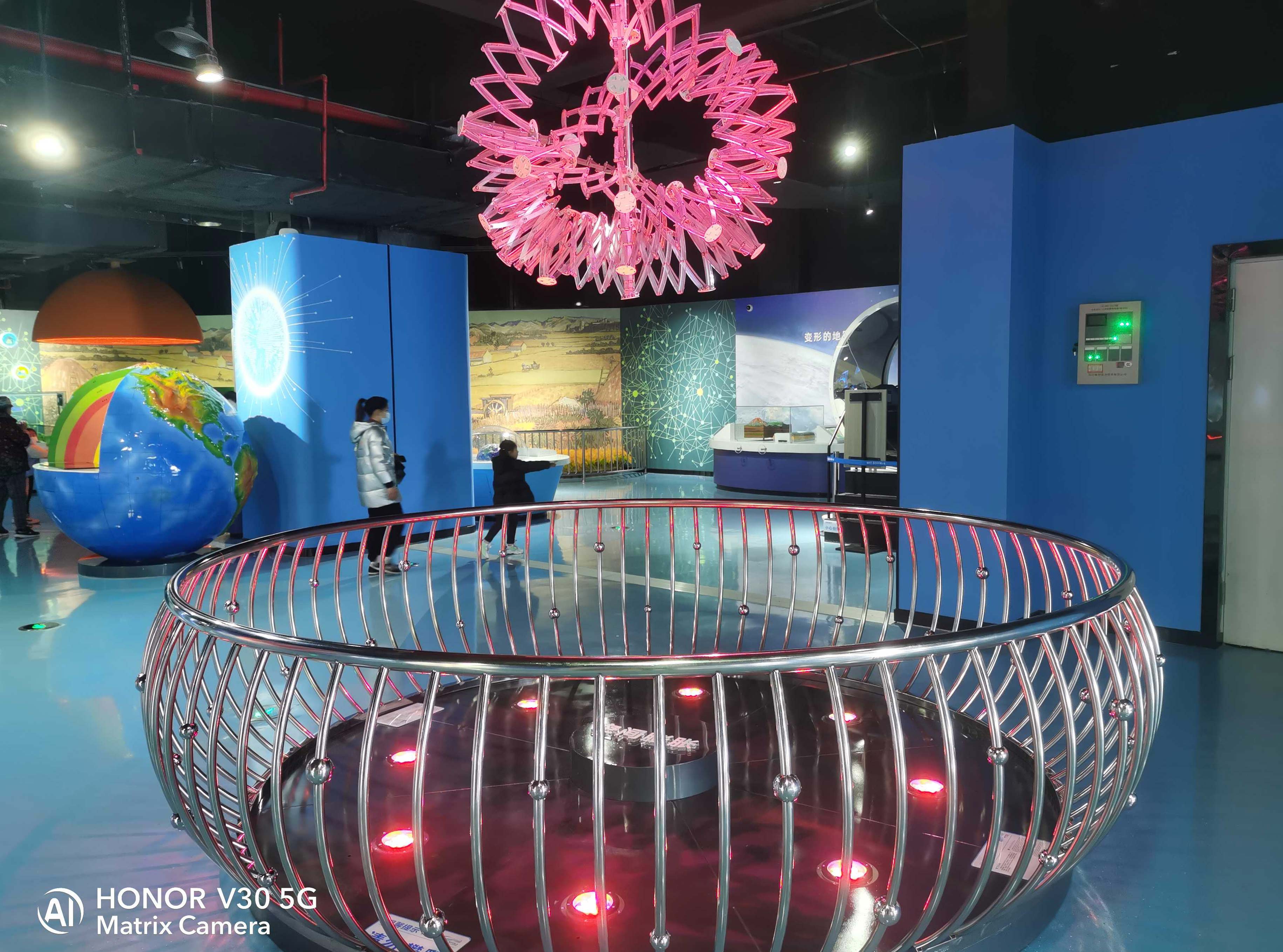 科技馆-空间膨胀伸缩球