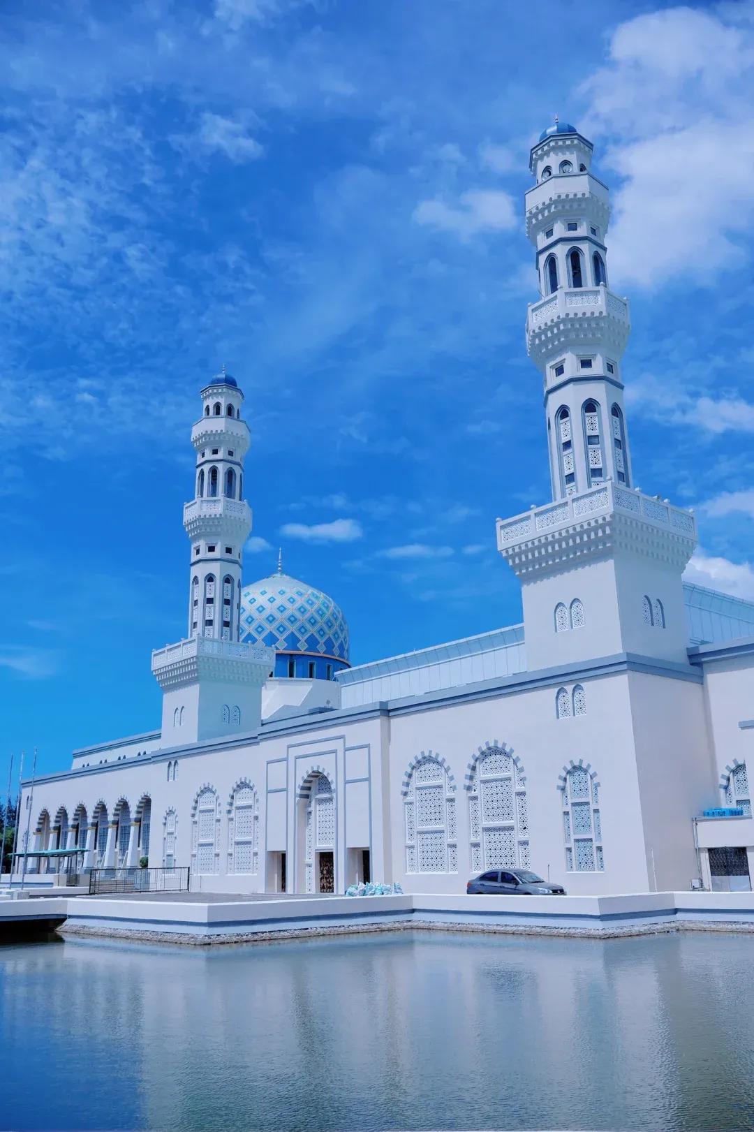 











&nbsp; &nbsp; &nbsp;&nbsp; 我司可承接印尼中药注册及销售业务，马来西亚中药注册业务。
&nbsp; &nbsp; &nbsp;&nbsp; 包括：注册资料整合及完善，文件翻译，当地官方审评机构沟通，当地销售代理协调等。
&nbsp;印度尼西亚：
&nbsp; &nbsp; &nbsp;&nbsp; 印度尼西亚共和国，简称印尼，是东南亚最大的国家，国土面积位居世界第十五位，人口总数约为2.76亿人，仅次于印度、中国和美国，是世界第四人口大国。
&nbsp; &nbsp; &nbsp; &nbsp;印度尼西亚药品与食品监督机构（BPOM）负责监管食品和药品市场。所有在印尼市场销售的传统药品，包括草药、天然药物等，都须通过BPOM认证。由于印尼80%以上的人口信仰伊斯兰教，印尼政府2014年出台的法规要求最迟2034年在印尼上市的处方药必须取得清真认证，其他品类如传统药，化妆品，膳食补充剂最迟2026年须取得清真认证。
&nbsp; &nbsp; &nbsp;&nbsp; 我国中成药在印尼的注册身份为进口传统药。
&nbsp;马来西亚：
&nbsp; &nbsp; &nbsp;&nbsp; 马来西亚总人口约3400万，平均年龄30.7岁。人口集中分布的城市主要有吉隆坡、新山、怡保、莎亚南、八打灵再也等。
&nbsp; &nbsp; &nbsp; &nbsp;中药在马来注册属&ldquo;Natural Products&rdquo;大类，&ldquo;Natural Products&rdquo;大类有三个小类，中药一般为&ldquo;Traditional Medicine&rdquo;。按&ldquo;传统药物&rdquo;注册，材料递交当局后的审评周期为116工作日（单一成分）或136工作日（两种及以上成分）。马来西亚注册申请须由当地公司提交，即须在当地找注册代理，或在当地有自有公司，由该公司在药监局系统内申请注册。注册成分有限制，如我国常见的&ldquo;冰片&rdquo;，在马来不允许口服，仅允许外用。














&nbsp;
