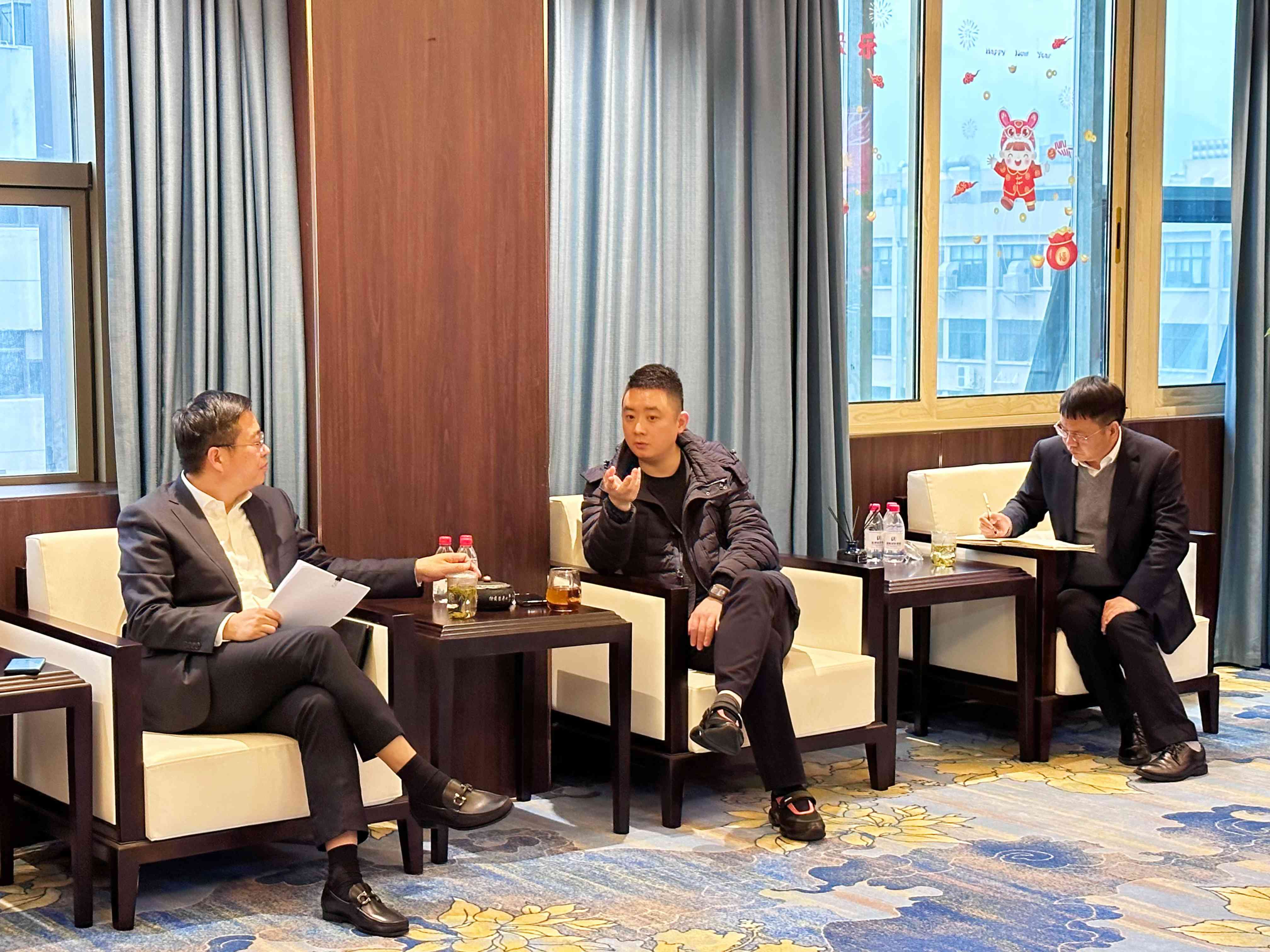 甌海農(nóng)商銀行董事長王志剛、副行長潘小樂等一行蒞臨我集團(tuán)開展新春慰問