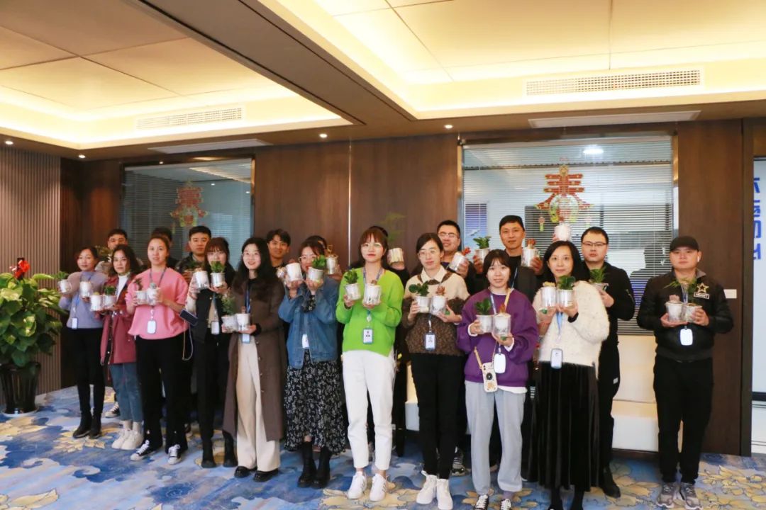 植樹節(jié)，城建集團給員工送綠植啦！