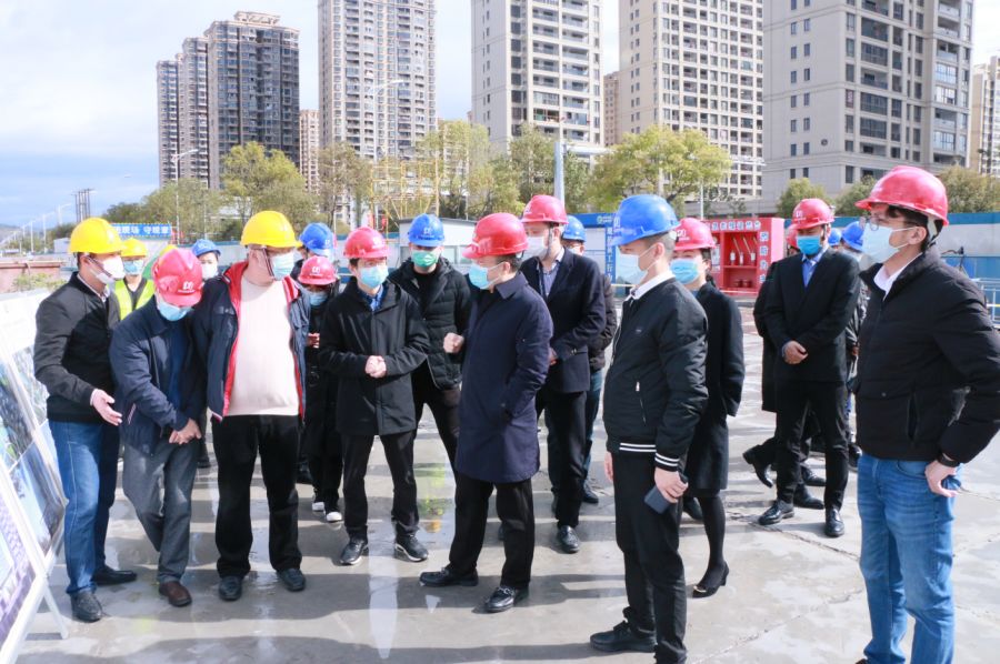 甌海區(qū)委書記王振勇一行調(diào)研城建集團(tuán)秀嶼B16項目工地