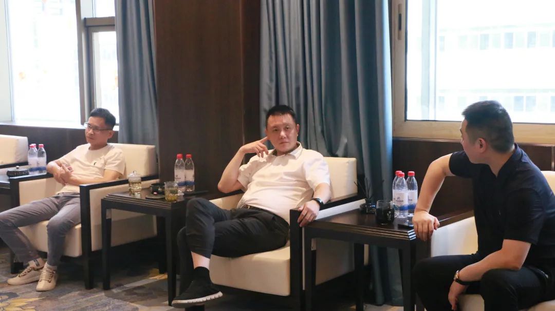 甌海區(qū)住建局黨組書記、局長王曉東一行蒞臨溫州城建集團考察指導(dǎo)