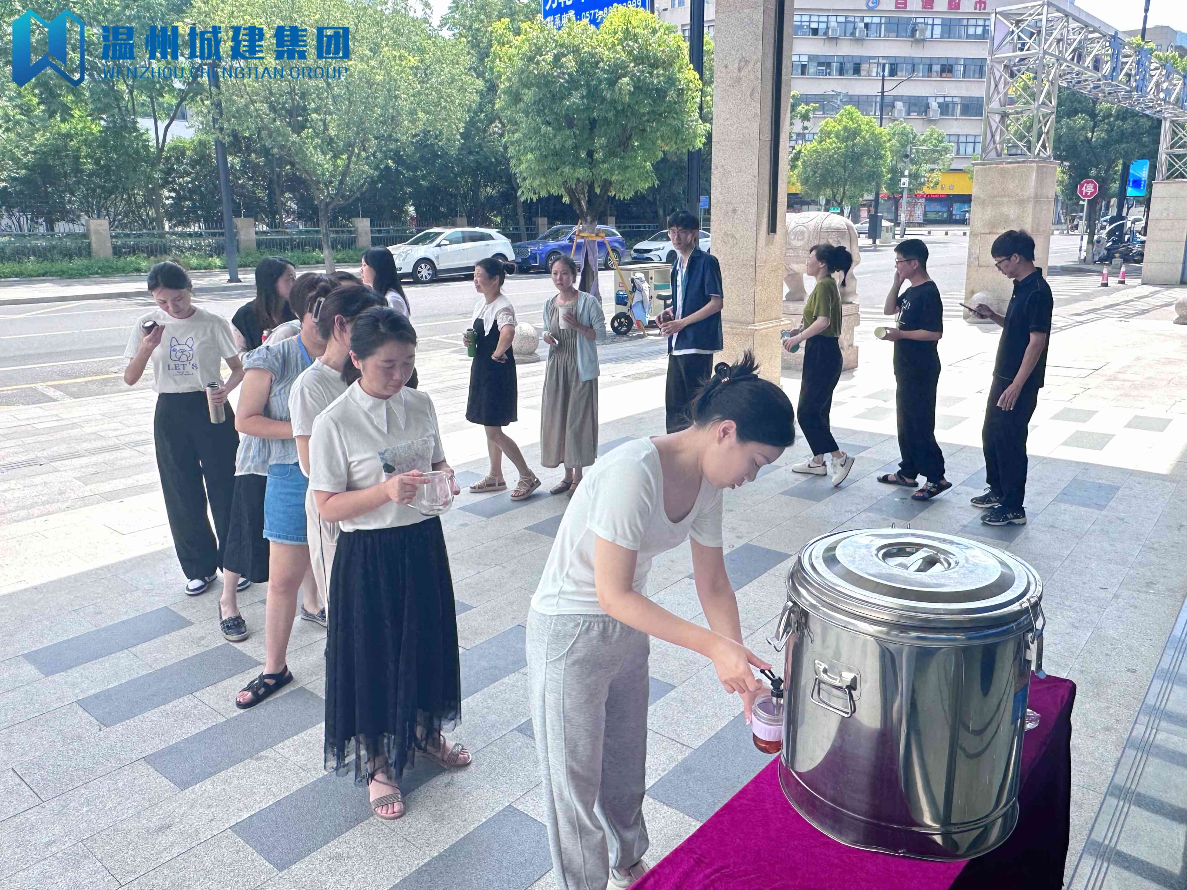 溫州城建夏日送清涼，免費茯茶暖人心！