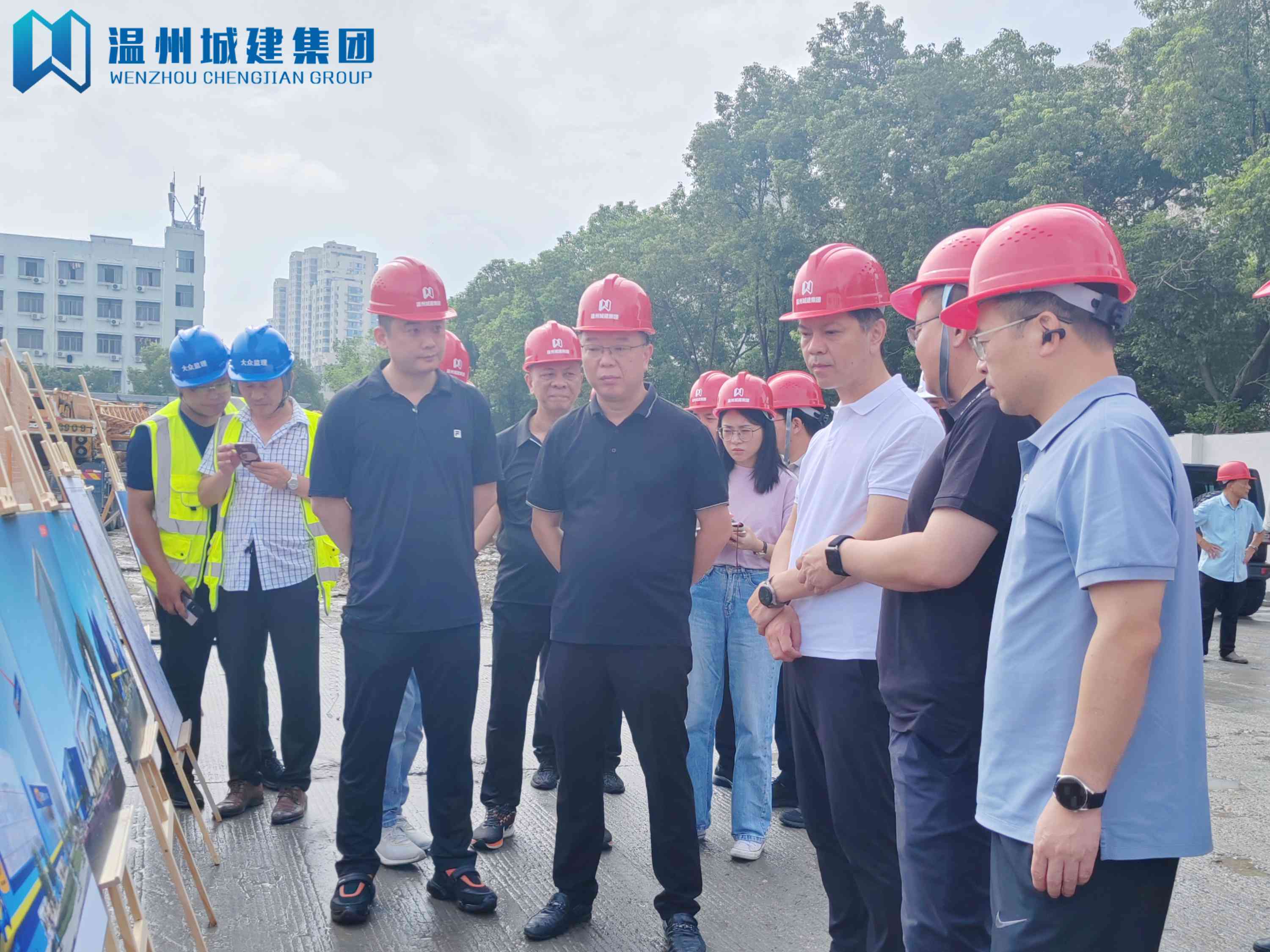 甌海區(qū)委書記曾瑞華調(diào)研集團承建的麥德龍項目