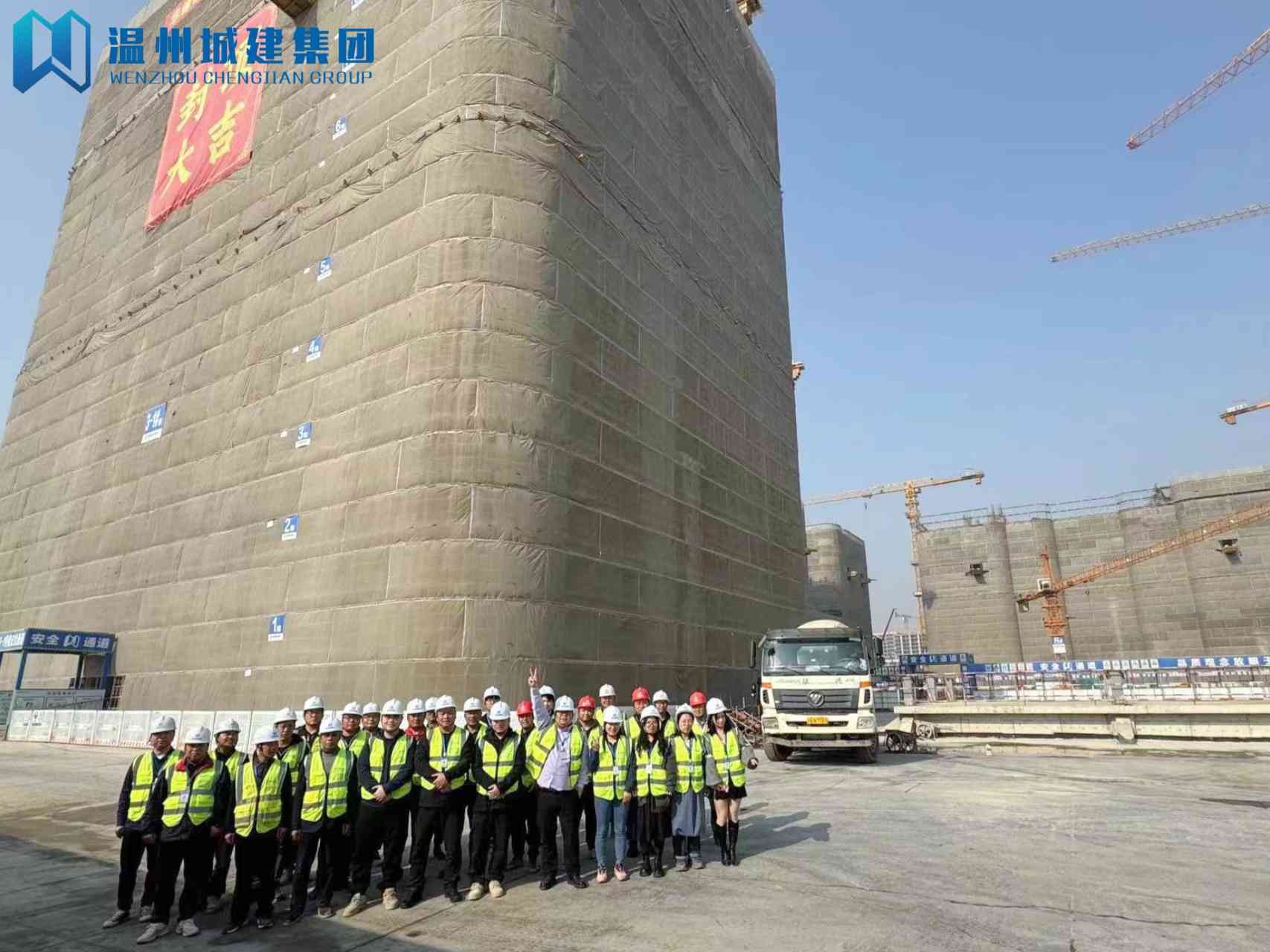 【喜報】匠心傾注,封頂大吉丨溫州城建集團承建的上海華峰集團研發(fā)總部項目喜結(jié)金頂