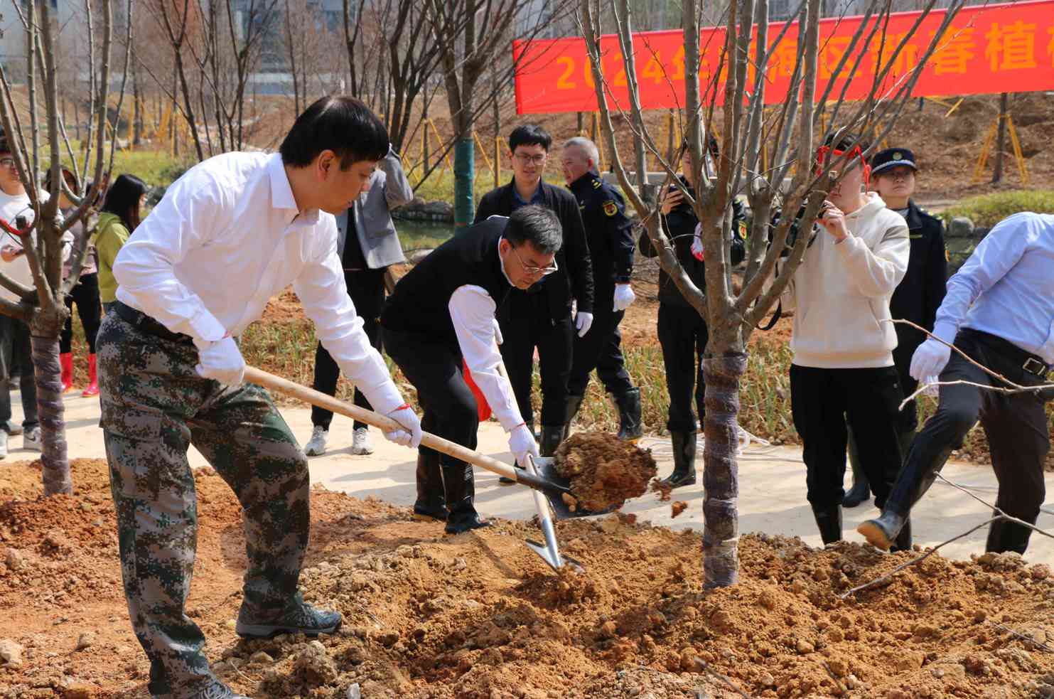 甌海區(qū)領(lǐng)導(dǎo)干部群眾在集團(tuán)承建的項(xiàng)目上開(kāi)展新春植樹(shù)活動(dòng)