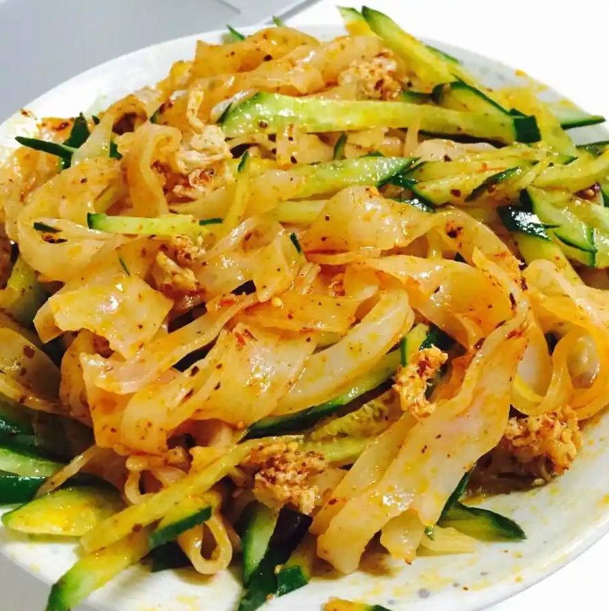 【夏日消暑必备！秘制麻酱凉皮教程，白河人家芝麻酱点亮灵魂风味】