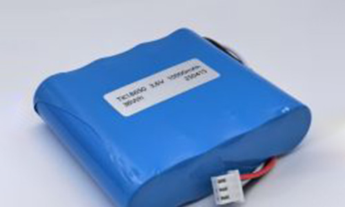 What is the impact of A/B misalignment on the performance of lithium batteries?