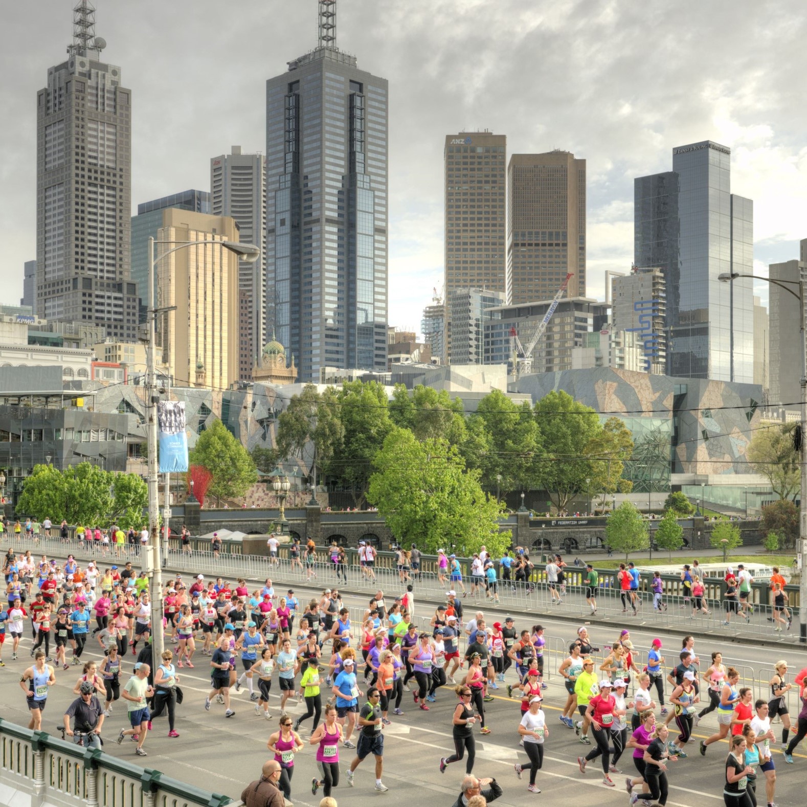 赛事及活动运营
Event Management
融合国际标准与本土特色,助力体育赛事及活动的成功举办和商业价值提升
Integrate international standards with local characteristics to ensure the successful hosting of sports events and activities and enhance their commercial value
我们专注于体育赛事及活动运营业务,提供从筹备到收尾的一站式服务。前期精准定位策划,整合资源开展宣传推广、票务与赞助招商;活动期间把控现场流程,保障后勤与媒体服务;后期及时总结评估。我们以专业运营提升赛事品质与参与体验,助力企业品牌曝光,推动体育文化传播,为体育产业注入新活力。我们企业体育赛事及大型活动运营优势显著。专业团队经验丰富,精准把控各环节;资源整合能力强,与多方深度合作,快速整合资源;创意策划紧跟潮流,打造特色方案。能为客户呈现精彩活动,助力品牌传播与商业效益双提升。
We specialize in sports event operations, providing end-to-end services. In the pre-event phase, we handle positioning, planning, promotion, ticketing, and sponsorship. During the event, we manage operations, logistics, and media. Post-event, we conduct evaluations. Our professional approach enhances event quality and experiences, boosts brand exposure, promotes sports culture, and energizes the industry. Our strengths lie in: an experienced team ensuring seamless execution, strong resource integration capabilities through extensive partnerships, and trend - setting creative planning. We deliver impactful events that drive brand growth and business success.