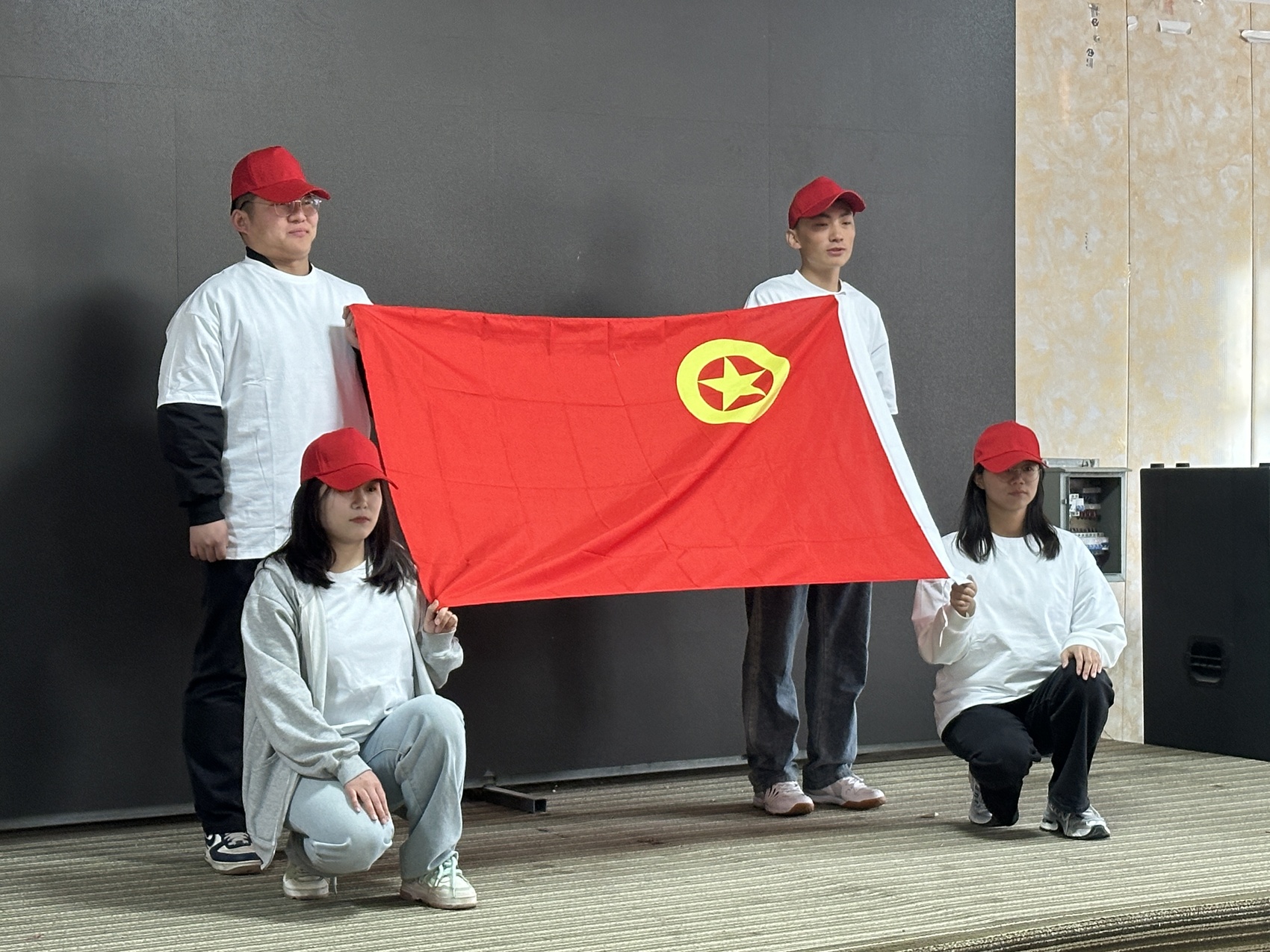 【中国石油燃气党建培训五年红色教育课程引领国企党建创新】 &nbsp;
自2018年起，成都中慧和合企业管理培训连续五年为中国石油燃气公司定制党建系列培训体系，聚焦国企党建与业务融合需求，创新开发《红蓝对抗赛》《重走长征路》《三湾改编》等六大主题课程，累计开展沉浸式培训52场，覆盖党员超1800人次。通过&ldquo;党史抢答赛+沙盘推演+廉政教育基地参访&rdquo;多元模式，推动党组织凝聚力与规范化管理双提升，助力企业连续三年获评集团党建考核优秀单位，党委书记在年度党建会上高度评价&ldquo;这套课程为国企党建创新提供了新范式&rdquo;。 &nbsp;
课程深度融合能源行业特色，《红蓝对抗赛》通过模拟党建与生产融合场景，推动89%参训支部建立&ldquo;党建+安全&rdquo;双考核机制；《长津湖战役》沙盘推演激发党员攻坚精神，基层创新提案量年增长37%；《跟共产党学管理》模块提炼党史管理智慧，支委班子决策效率提升40%。学员运用&ldquo;三湾改编&rdquo;组织建设方法论，优化党支部标准化流程28项，党建活动参与率从65%跃升至92%，廉政风险排查覆盖率实现100%。 &nbsp;
&ldquo;这种&lsquo;立体化&rsquo;培训让党史教育真正转化为生产力&rdquo;，中国石油燃气党委书记表示，&ldquo;特别是&lsquo;重走长征路&rsquo;情境教学，使青年党员党性教育考核优秀率提升33%&rdquo;。基于显著成效，双方已启动第六年战略合作，重点推进&ldquo;智慧党建&rdquo;与&ldquo;双碳&rdquo;目标融合实践，持续打造国企党建标杆案例。 &nbsp;