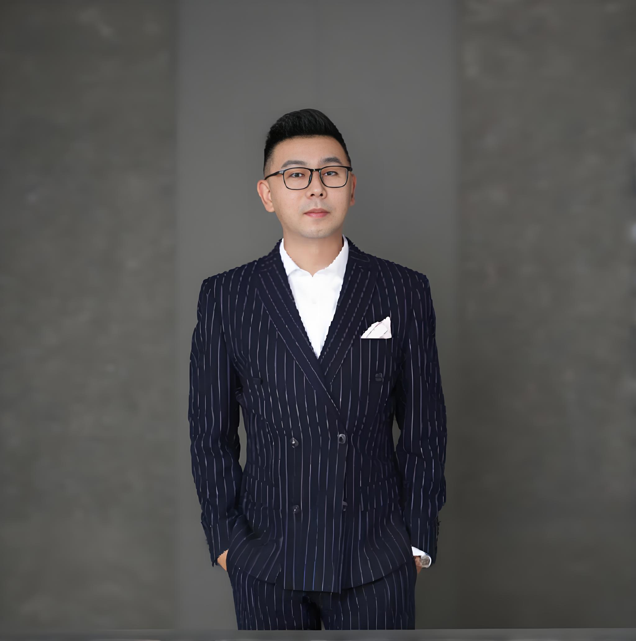 中慧和合企业培训刘老师
清华大学 《品牌设计》主编
中国人民大学总裁班品牌讲师
清大EMBA工商管理品牌教授
中国品牌创新百强金龙奖顾问
意大利品牌LOTTO男装品牌设计师
2014年南京青奥会 视觉创意总监
新加坡政府旅游局冰雪项目品牌顾问
&nbsp;