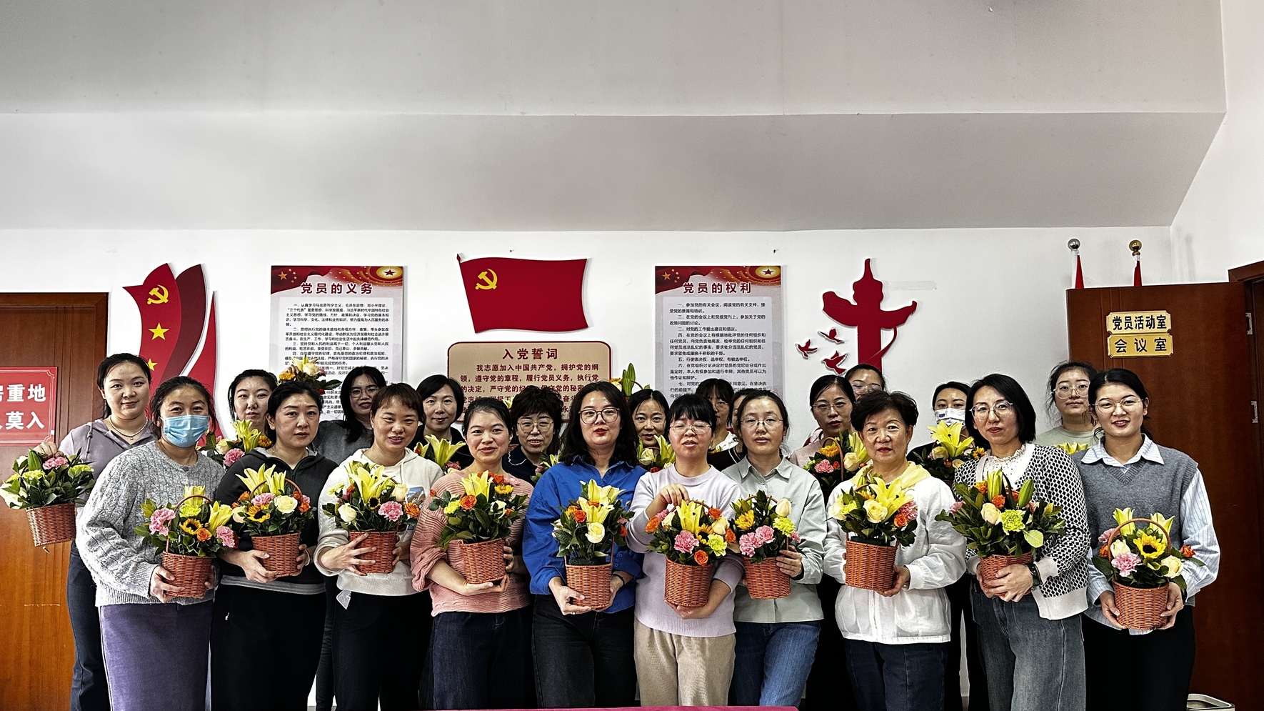 【中航油女职工十年女神节体验课程打造企业人文关怀标杆】 &nbsp;
自2015年起，成都中慧和合企业管理培训连续十年为中航油定制三八女神节专属体验课程体系，围绕女性职工身心成长需求，创新设计《小提琴音乐会》《DIY糕点工坊》《形象管理与色彩搭配》等八大主题体验活动，累计开展沉浸式培训108场，覆盖女工超5200人次。通过&ldquo;艺术疗愈+技能提升+团队共创&rdquo;三维赋能模式，助力企业女工幸福指数提升至92.7%，员工关怀满意度连续8年稳居集团前列，工会主席在年度总结中盛赞&ldquo;这套课程是国企人文关怀的体验式培训创新实践&rdquo;。 &nbsp;
课程深度结合女性职场发展特点，《花艺展示与创意工作坊》帮助女工释放压力，团队协作满意度提升38%；《女性心理健康讲座》配套心理测评工具，使情绪管理能力达标率从67%升至89%；《女工拓展秀》通过情景模拟推动跨部门沟通效率提高25%。学员将《形象管理》课程知识应用于客户服务场景，窗口岗位服务好评率年增长15%，《草莓采摘》《糕点DIY》等主题活动孵化出12个女职工创新兴趣小组，其中3项手工作品包括摄影展等入选集团文化展。 &nbsp;
&ldquo;成都中慧和合企业培训10年赋能十年坚持让幸福力真正转化为生产力&rdquo;，中航油工会主席表示，&ldquo;尤其是《小提琴音乐会》这类高雅艺术体验，使女职工艺术素养考核优秀率提升40%&rdquo;。基于显著成效，双方已启动第二个十年合作计划，重点推进&ldquo;数字化女性成长平台&rdquo;建设，持续为能源行业女职工发展注入人文温度和高雅学习的高度。 &nbsp;