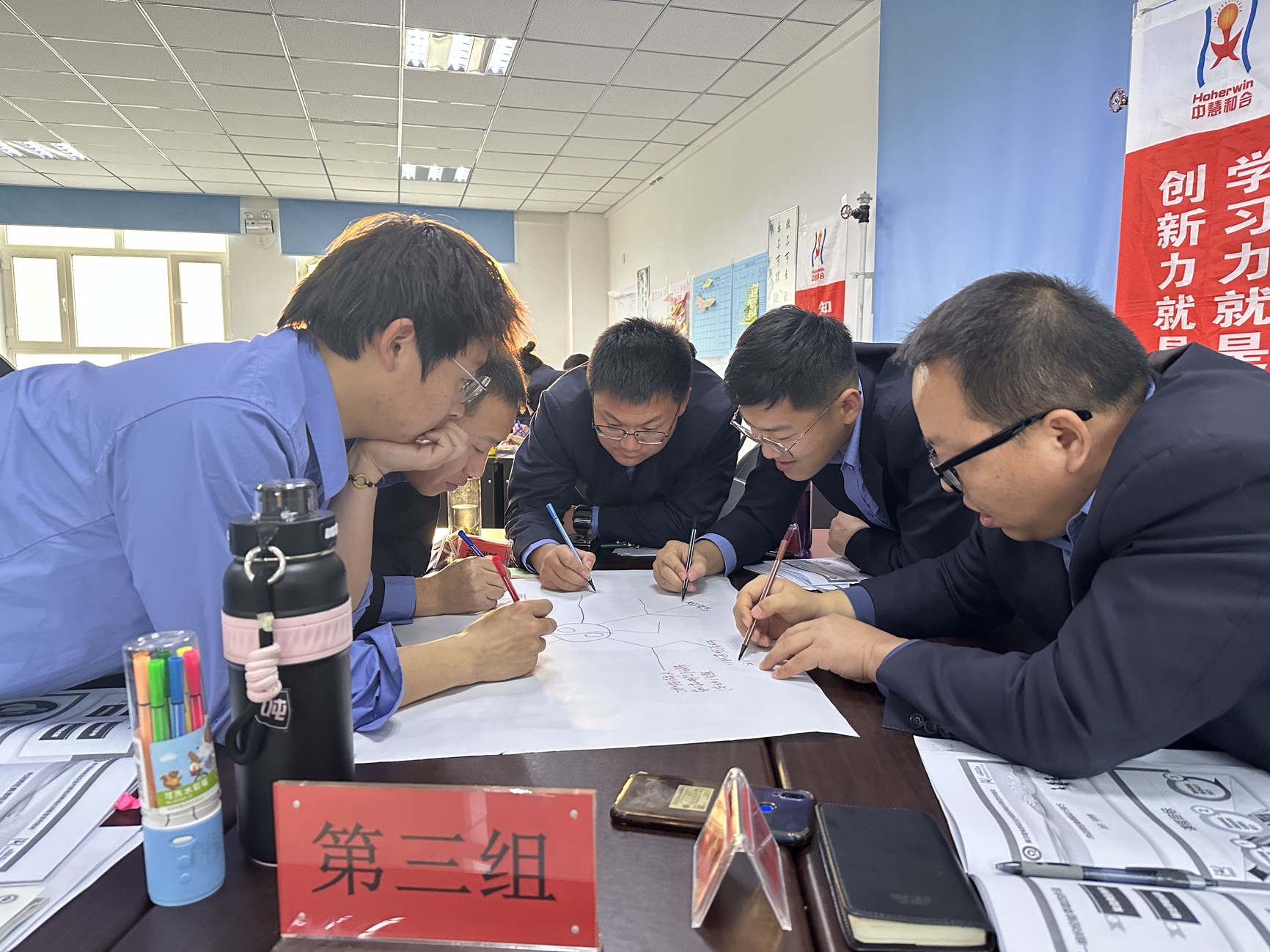 【中铝铝业管理升级获突破&mdash;中慧和合行动学习助推铝业绿色转型】 &nbsp;
&nbsp; &nbsp;&nbsp; 成都中慧和合企业管理咨询有限公司近两年深度赋能中铝铝业管理升级，围绕生产痛点定制《战略目标解码落地》《现场管理行动学习》四大实战课程，通过&ldquo;课题攻坚+现场实践+成果复盘&rdquo;三维行动学习模式，累计开展车间级实战工作坊28场，覆盖核心管理骨干160人。厂长在年度总结会上特别指出：&ldquo;这种&lsquo;带着问题来，拿着方案走&rsquo;的培训，让铝渣环保利用率提升至行业领先的92%，真正实现了学用无缝衔接。&rdquo; &nbsp;
&nbsp; &nbsp; 课程紧扣铝业生产场景，《战略目标解码》工具包助力年度重点任务分解达标率从68%提升至94%；《项目管理行动学习》推动技改项目平均周期缩短23天；《问题分析解决》五步法在电解车间应用后，单线故障停机率下降37%。最具突破性的是《现场管理行动学习》专项，学员团队研发的铝渣再生系统年处理量达12万吨，节约环保成本超800万元，该成果获省级绿色制造示范项目认证。 &nbsp;
&ldquo;做中学，学中做，行动学习让每个车间都成了创新实验室&rdquo;，中铝铝业生产总监高度评价，&ldquo;特别是通过《现场管理》工具开发的6套标准化操作手册，使新员工上岗培训周期压缩40%&rdquo;。目前双方已启动第三年合作计划，重点推进智能工厂管理系统落地，持续为有色金属行业高质量发展注入创新新动能。 &nbsp;