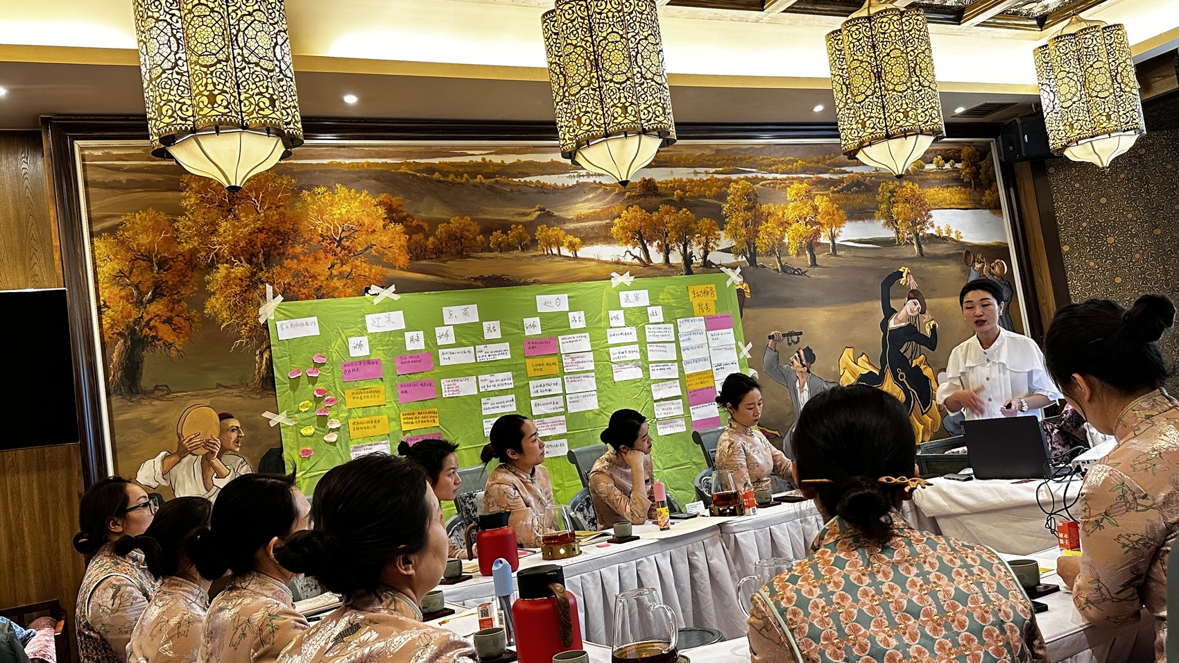 【丝路古韵20年茶艺培训国学智慧与AI融合打造茶服务行业标杆】 自2005年起，成都中慧和合企业管理培训就为四川茶文化优秀企业丝路古韵携手打造茶艺人才培养体系，围绕传统文化传承与现代服务升级需求，研发《国学智慧与茶艺》《AI赋能提升茶服务》《客户投诉危机应对》等八大核心课程，累计开展服务创新大赛32场、茶艺表演创新工作坊89期，覆盖员工超1500人次。通过