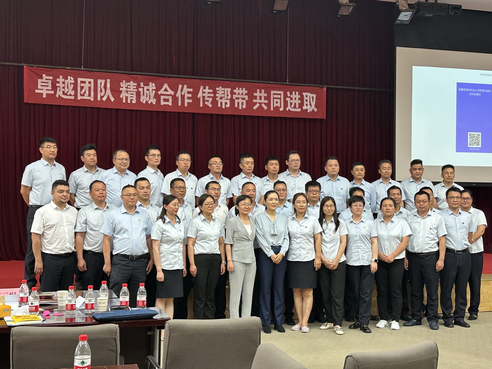 成都中慧和合2年深度赋能晋源能源管理团队蜕变实录 &nbsp;
&nbsp;&nbsp; 作为西部能源领域标杆企业，晋源能源与成都中慧和合企业培训携手打造管理者进阶计划交出了亮眼答卷：通过《高绩效团队带领管理艺术》《五定管理执行力》等10大实战课程体系，累计完成96场专题培训，参训中高层管理者人均管理效能提升42%，跨部门协作效率提升35%。