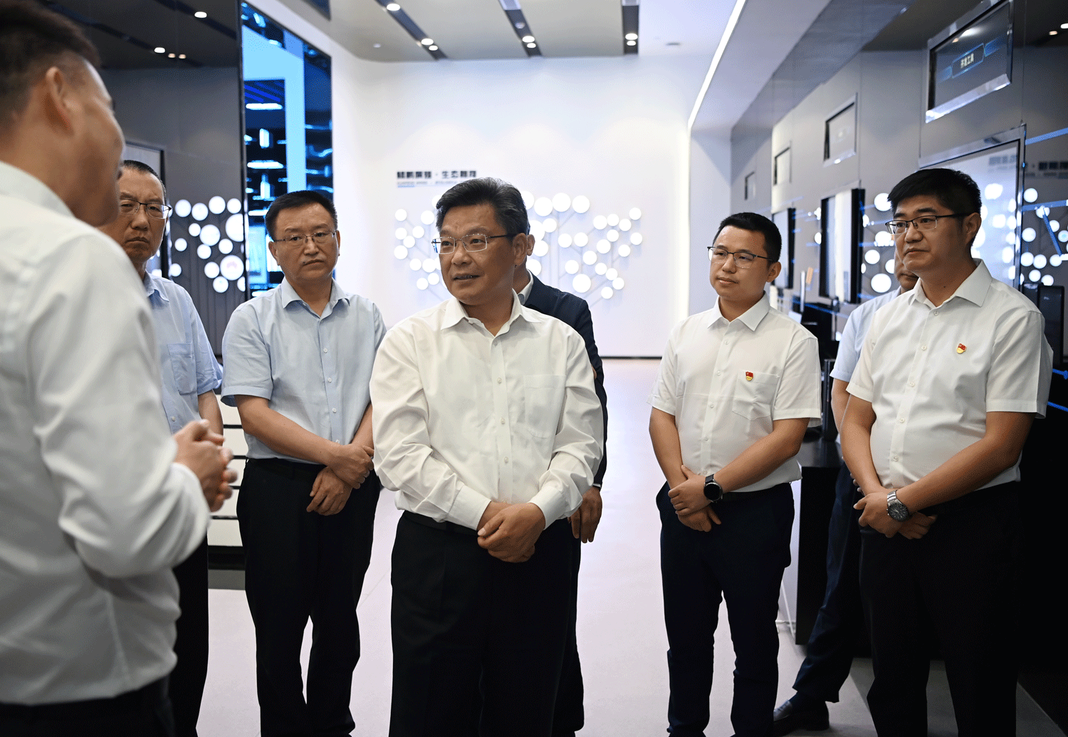 甘肃省委副书记、省长任振鹤一行调研甘肃九霄鲲鹏科技有限责任公司