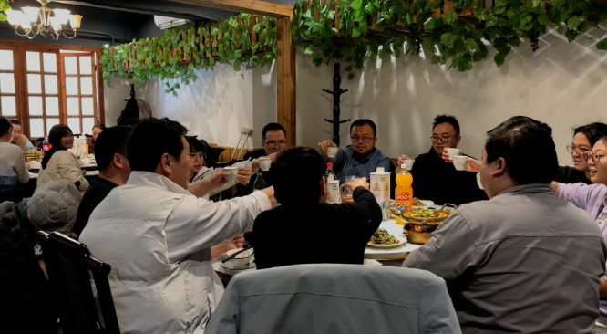 蛇岁宴团圆，欢歌庆盛年!