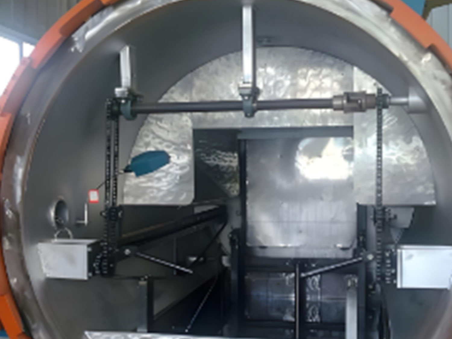 高压油淬真空炉里面