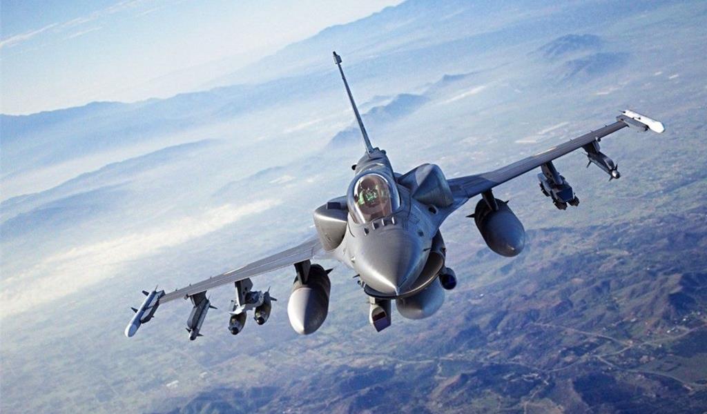 台灣搭載「適型油箱」的F-16新機 在美進行滑行測試