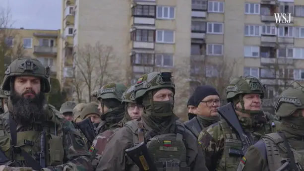 英媒：逼迫我們屈膝下跪的不是中俄而是債務