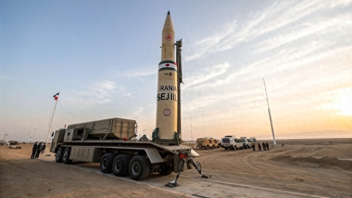 伊朗发射「泥石」兩級固體燃料中程彈道飛彈。