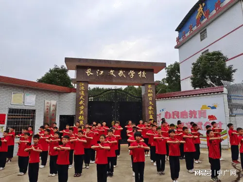 长江文武学校：一所还孩子幸福童年让父母放心的学校！