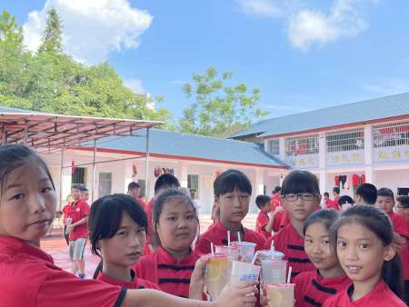 笑容很甜，奶茶也很甜