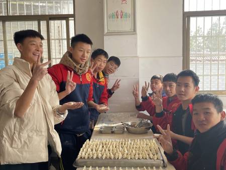 组织学生其乐融融包饺子