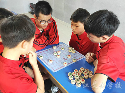 全封闭式管理
学校采用全封闭式教学管理模式,为学生提供安全、舒适的学习与生活环境。校园内配备完善的安保系统,24小时专人值守,确保学生的人身安全。师生公寓一套6一8人入住,每天