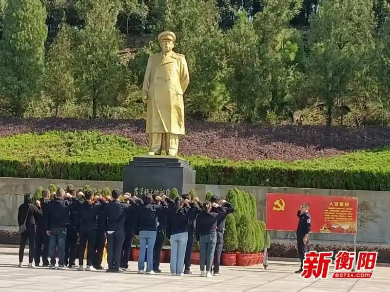 衡山县长江文武学校全体师生联合该校所在地派出所民警开展“警校联动，红心向党”系列活动。