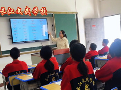 教学设施完善
运用多媒体教学,推行无纸化教案,引进远程网络设施、校园广播系统,进行立体化、开放式教育。突出计算机信息教学与外语教学,小学三年级起开设英语课程。学校特色实行小班化教学每班不超过40人教学