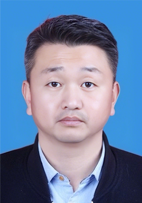 姓名：曹俊   职务：总教练 
湖南省武术搏击协会副会长  武术五段
学校创办人:曹俊，衡山县长江镇人。1984年出生，少林俗家弟子，八岁习武，十五岁入河南嵩山少林寺深造，十八岁到武汉体院进修，习武十二年，国家一级运动员，参加国内外各项比赛30多场，获得诸多荣誉。他致力于将中华传统文化发扬光大，并倡导正义。博爱，崇德，融汇于传统武术文化之中，传道授业于学生，成绩斐然，硕果累累，得到社会各界和家长的高度认可和赞扬。