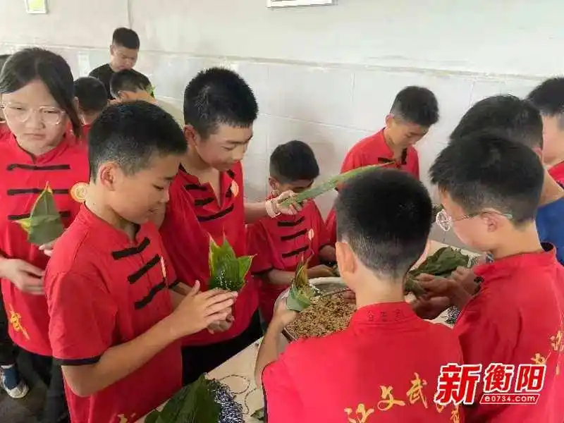 学校组织包粽子