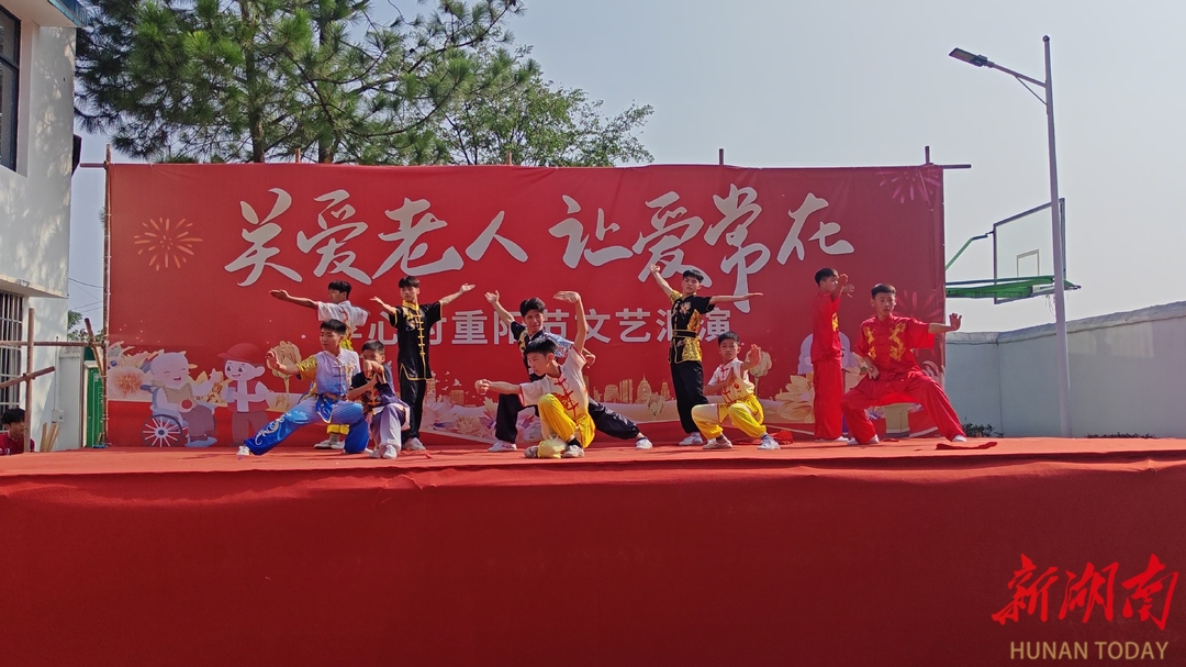衡山县长江文武学校：舞狮送祝福，美德传薪火