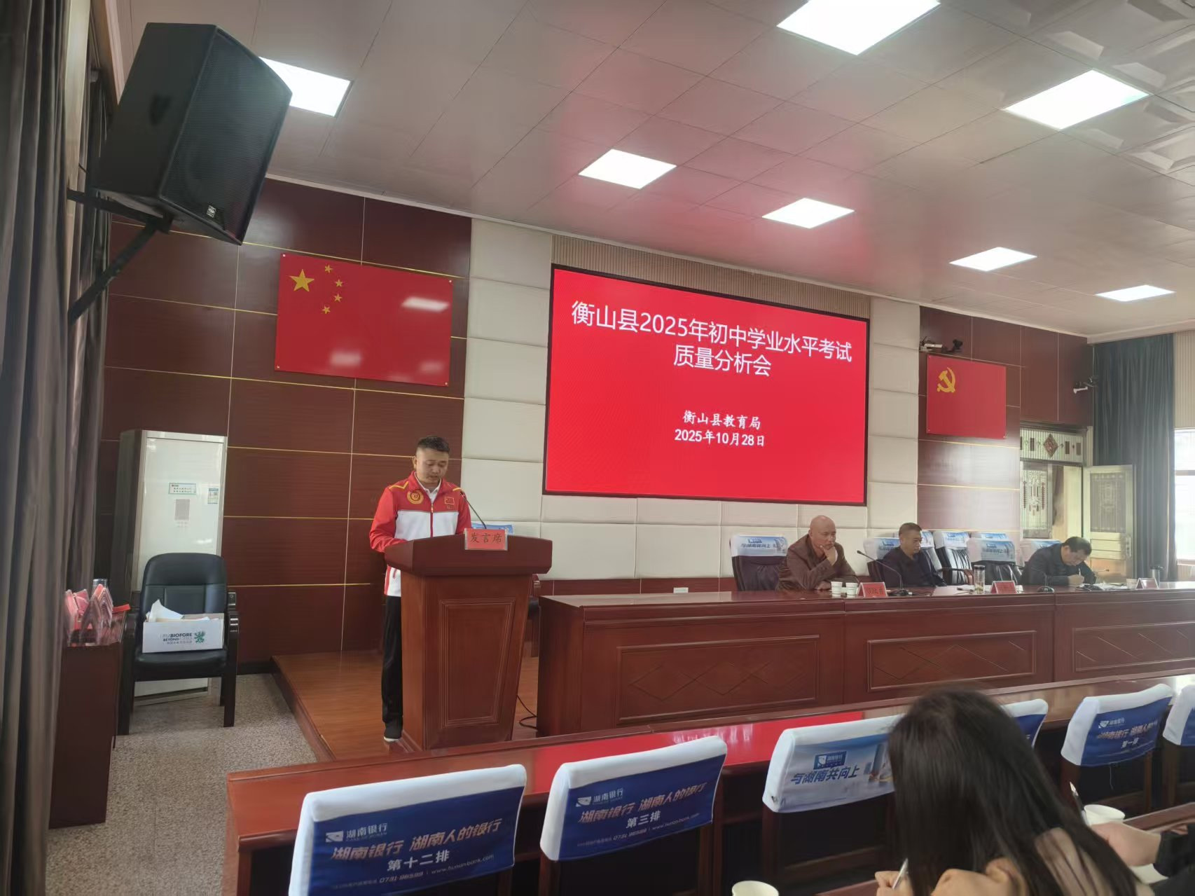 曹校长作为典型代表分享育人实践经验