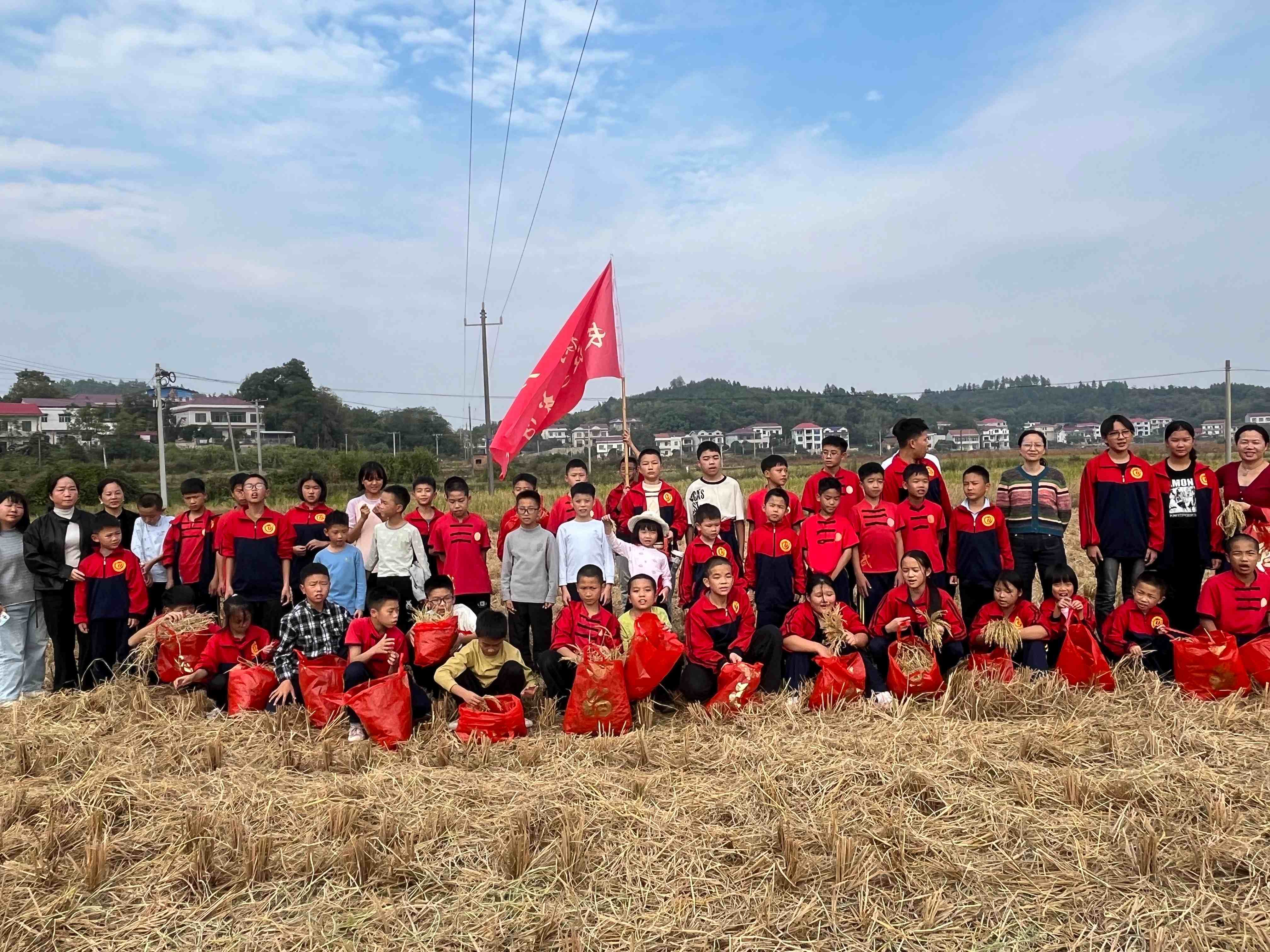 手拾稻穗悟农耕 颗粒归仓践节约