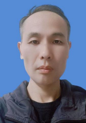 姓名：罗文魁&nbsp;男 科目：数学 学历：本科
2000年毕业于湖南省广播电视大学，长期担任小学高年级及初中数学教师，曾多次获评校级骨干教师、优秀教师。本人始终秉持&ldquo;忠信笃敬，求真求美&rdquo;的精神，在教书育人中克己修身，深受学生的认可与爱戴。
教学过程中，我注重因材施教，善于结合学生的认知特点与学习基础设计分层教学方案。对于数学基础薄弱的学生，我坚持课后个别辅导，通过典型例题的反复演练帮助他们建立学习信心；对于学有余力的学生，则引导其参与数学思维拓展训练，着力培养逻辑推理与问题解决能力。
在教研方面，我积极参与校内外教学交流活动，主动学习新课标理念，不断更新教育观念，力求让每一节数学课都成为学生思维生长的沃土。
个人荣誉：
2019年被评为&ldquo;校级优秀教师&rdquo;
2018年参加衡山县送教下乡&ldquo;公开课&rdquo;团队一等奖
2017年获得校级&ldquo;公开课&rdquo;讲课二等奖