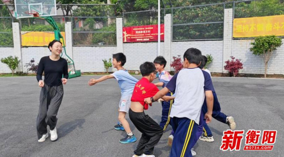 乐享趣味游戏 守护童真成长——衡山县长江文武学校开展“老鹰抓小鸡”课间活动
