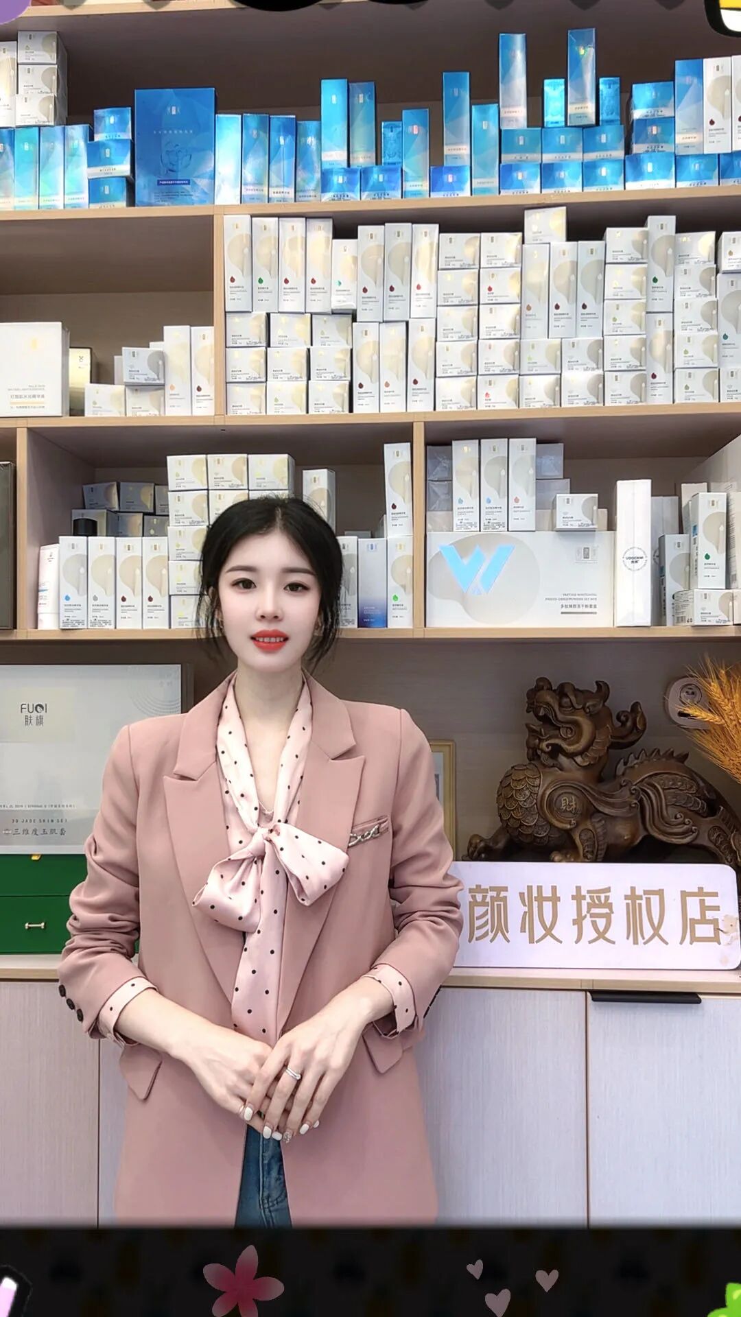 被痘坑痘印困住多年，她在吳顏妝重獲自信，還成了我們的代言人！