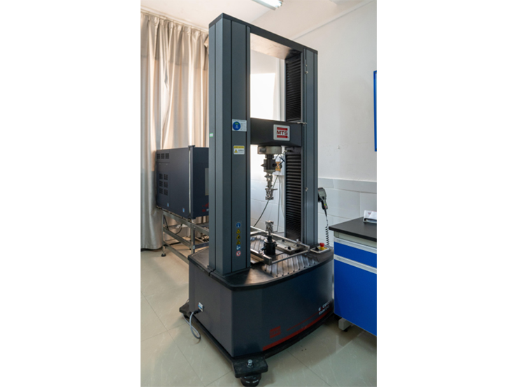 High and low temperature universal testing machine