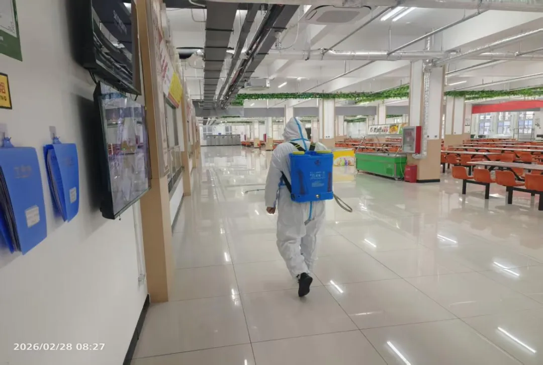 筑牢健康防线 守护舌尖安全 我校开展校园食堂全面消杀与卫生整治工作