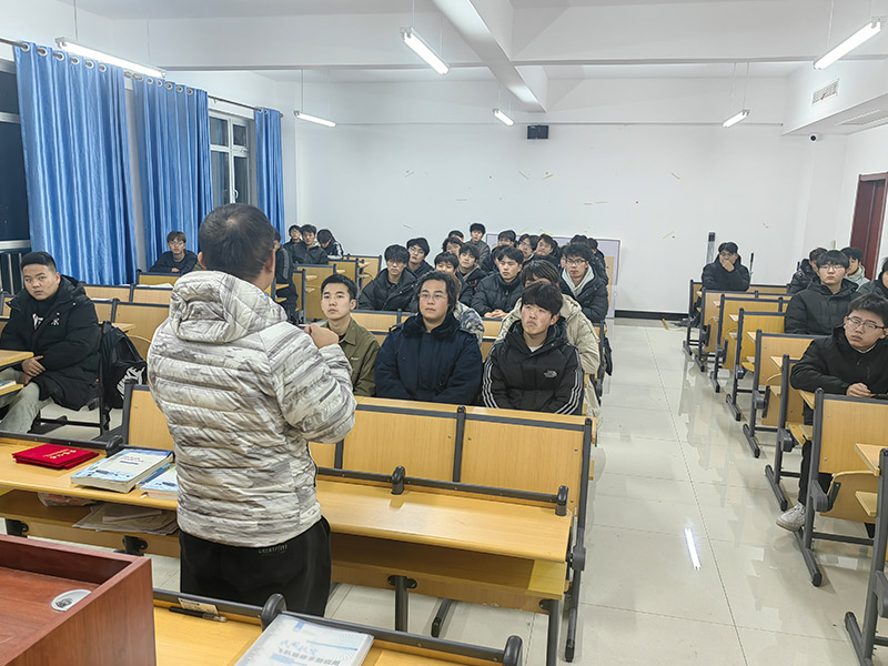 现役军官进校园 答疑解惑助征兵